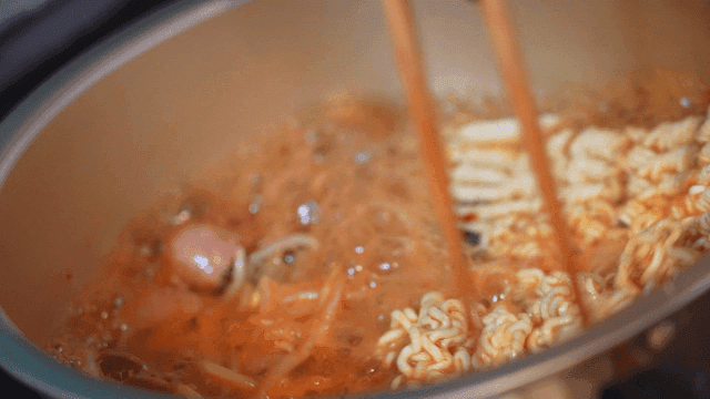 냄비에서 끓는 라면