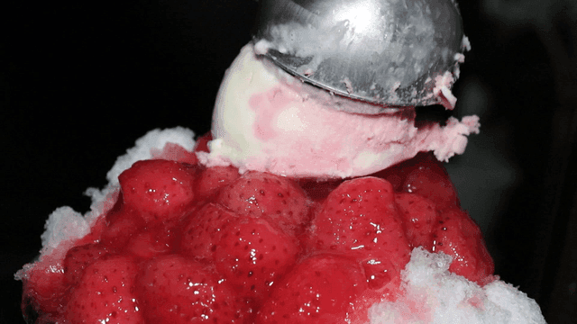 아이스크림이 올라간 딸기 빙수