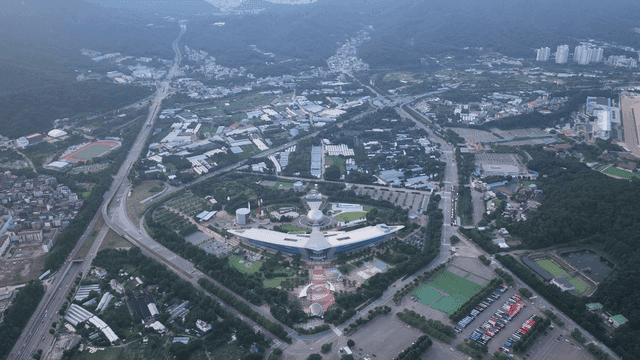 산으로 둘러싸인 도시의 항공 뷰