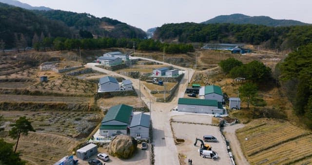 농촌 마을의 산업시설과 농경지