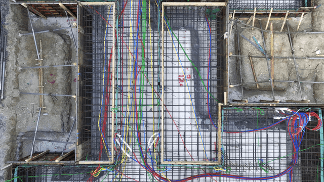 건설 현장의 다양한 색상의 케이블과 철근