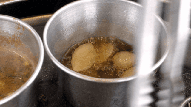 Boiling garlic oil in metal pan