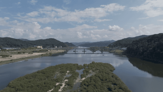 푸른 자연으로 둘러싸인 고요한 강