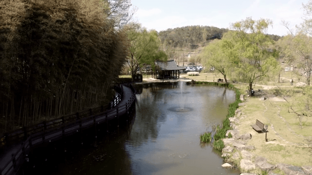 연못과 정자가 있는 고요한 공원