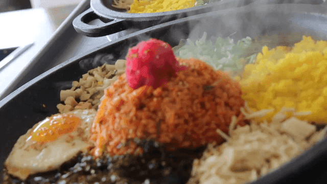 계란과 채소가 곁들여진 한국식 볶음밥