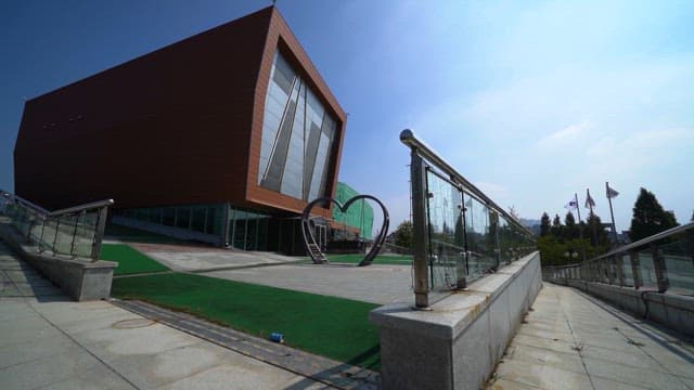 현대식 박물관 건물과 하트 조형물