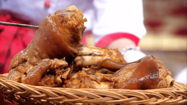 Steaming basket of braised pig's feet