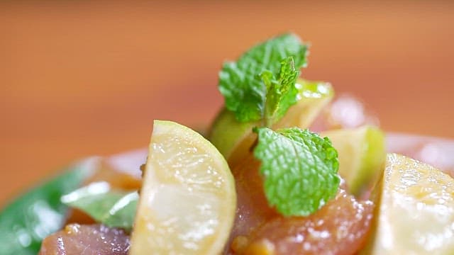 레몬과 민트가 곁들여진 신선한 참치 사시미