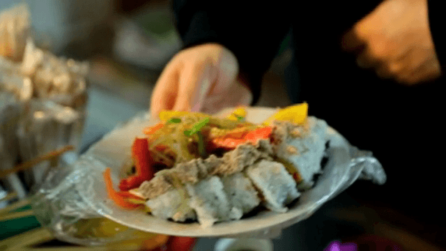 김밥과 잡채가 담긴 한 접시