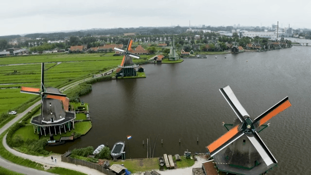 푸른 풍경 속 강가의 풍차