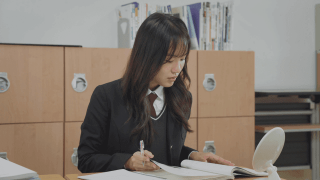 교실에서 열심히 공부하는 학생