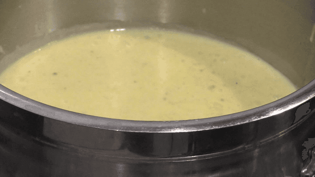 얼음 위로 서서히 식혀지는 노란 크림