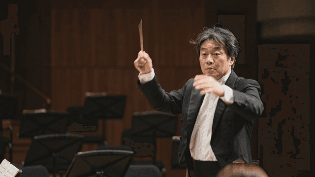 Conductor who conducts classical orchestra