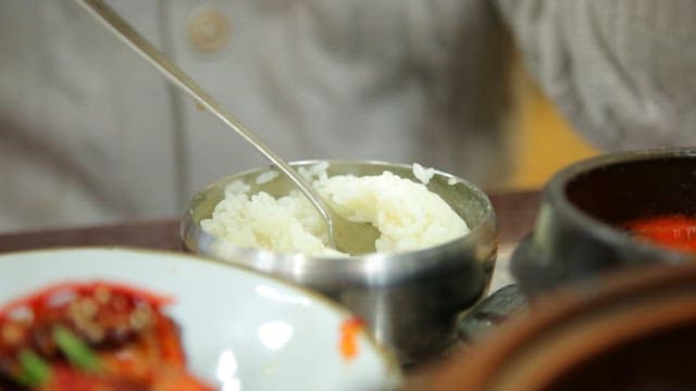 밥과 함께 먹는 매콤한 양념게장 요리