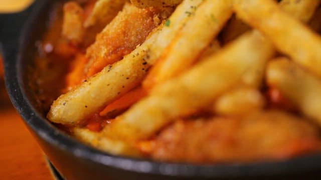 퓨전 크림소스에 담긴 바삭한 감자튀김과 순살치킨