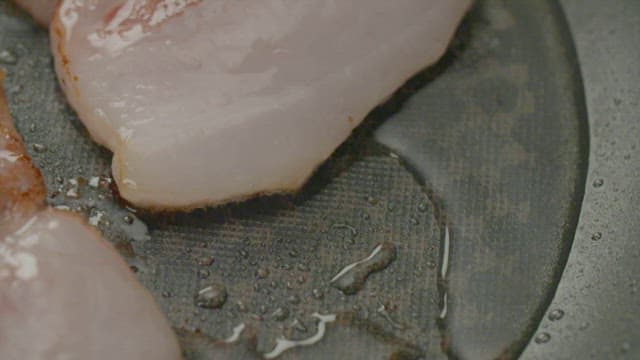 뜨거운 팬에서 지글거리는 두꺼운 삼겹살