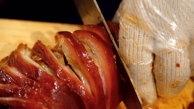 도마 위에서 족발을 써는 장면