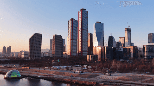 현대적인 고층 건물이 있는 도시 풍경