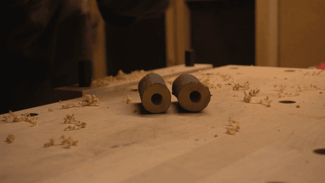 작업대 위에 나무 조각을 배열하는 모습