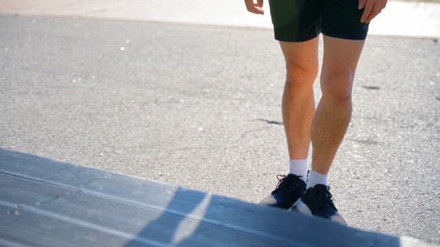 다리 스트레칭을 하는 남성