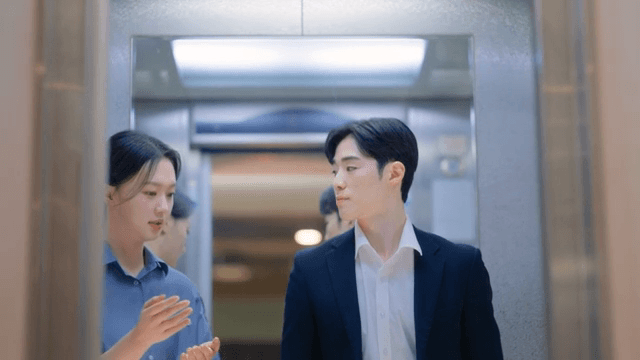 엘리베이터에서 대화하는 두 사람
