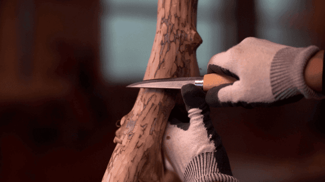 실내에서 칼로 나무 조각하기
