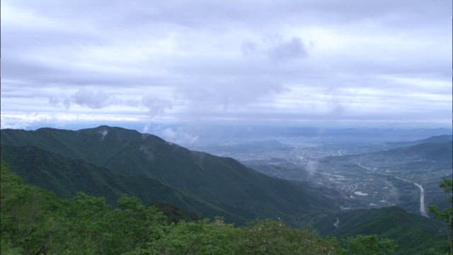 산에서 내려다보는 계곡과 마을