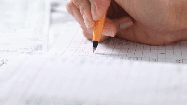 금융 문서에 손으로 글씨 쓰기