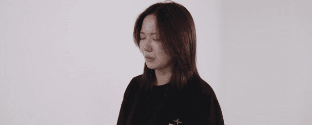 눈물을 흘리며 격분하여 말하는 여성