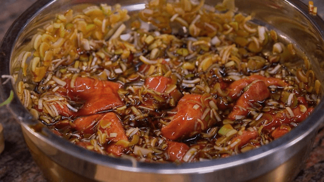 채소와 간장에 절인 소고기