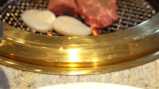 숯불 그릴에서 구워지는 고기