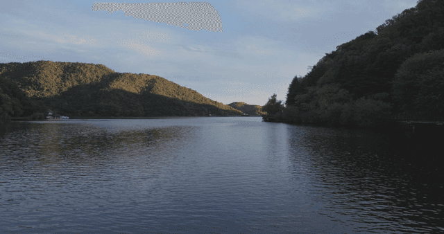 푸른 언덕으로 둘러싸인 고요한 호수