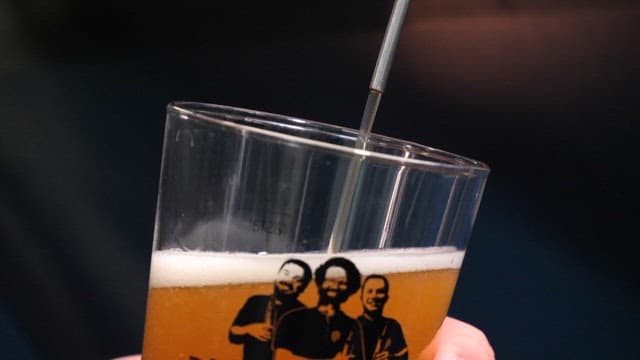 한 사람이 유리잔에 맥주를 따르는 모습