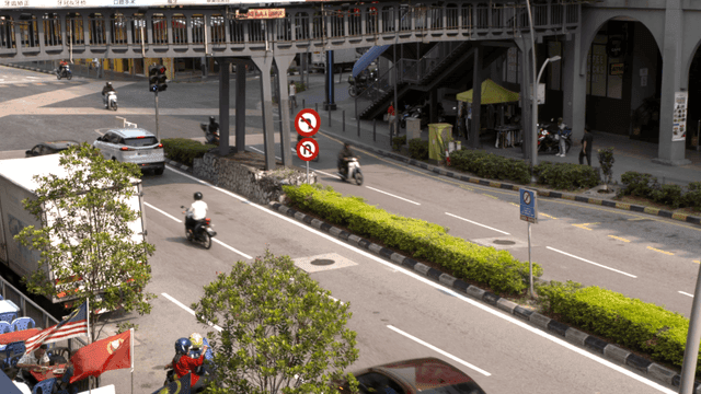 차량과 보행자가 있는 번화한 도시 거리