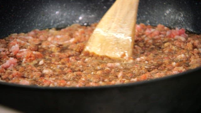 팬에서 다진 고기 요리하기