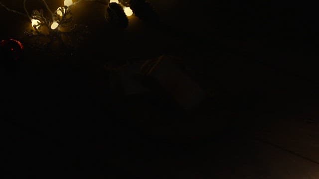 어두운 조명 아래 나무 테이블 위에 플레이팅된 맛있는 토스트