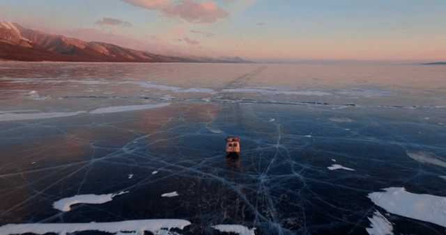 해질녘 얼어붙은 호수 위의 차량