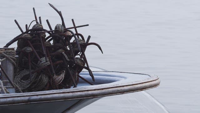 밧줄이 감긴 장비가 있는 보트의 뱃머리