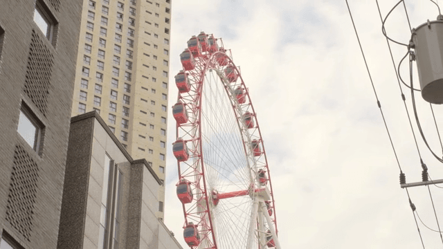 높은 건물 옆 관람차