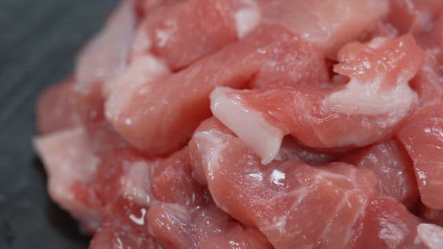 생생한 선홍빛의 날고기 표면