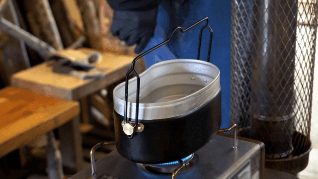 실내 가스레인지 위의 뚜껑이 닫히는 반합