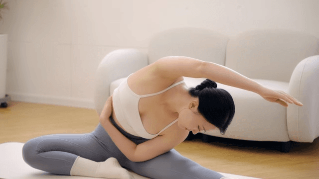 실내에서 스트레칭을 하는 여성