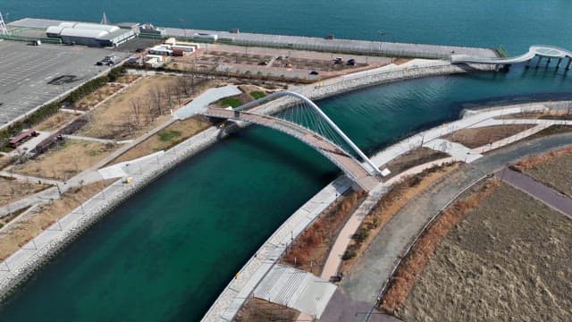 고요한 바다 위의 현대적인 다리