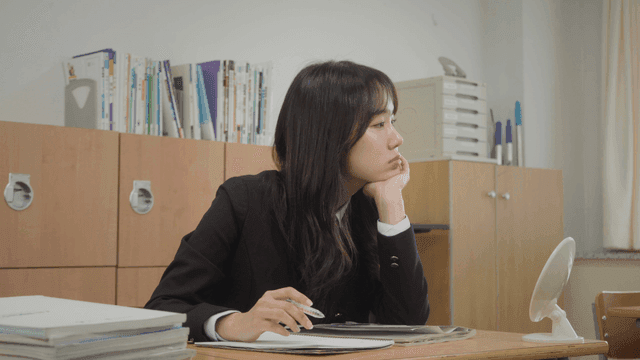 교실에서 공부에 집중하지 못하는 학생