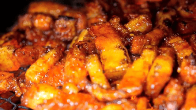 그릴 위에서 지글거리는 양념된 삼겹살