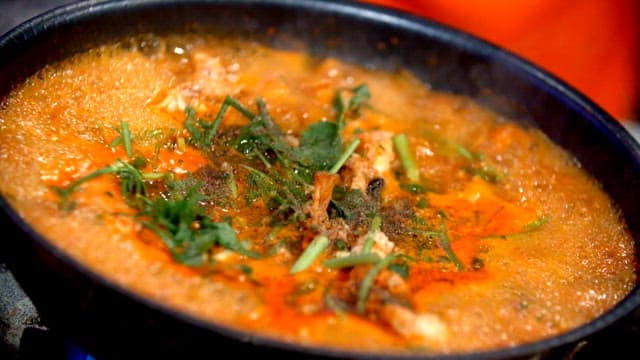 냄비에서 끓고 있는 삼숙이탕