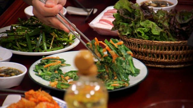 부추무침과 부추전, 상추가 있는 다채로운 밥상