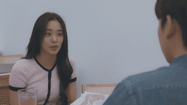 카페에서 남성에게 웃으며 말하는 여성