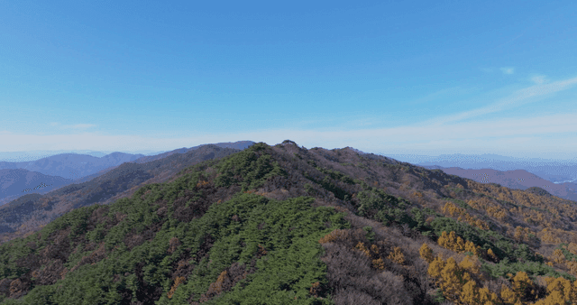 푸른 산맥의 경치