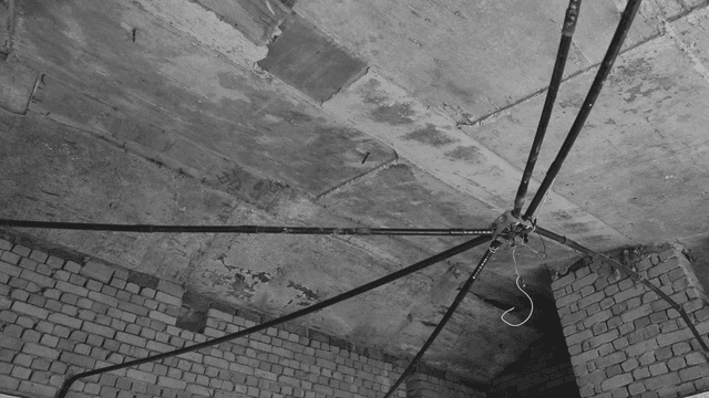 노출된 천장이 있는 미완성 벽돌 구조물